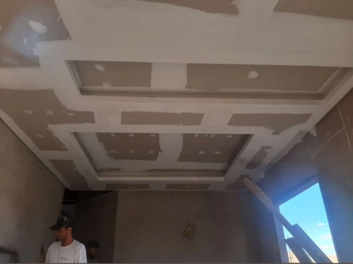 Estrutura de sanca geométrica em drywall durante a etapa de tratamento das juntas