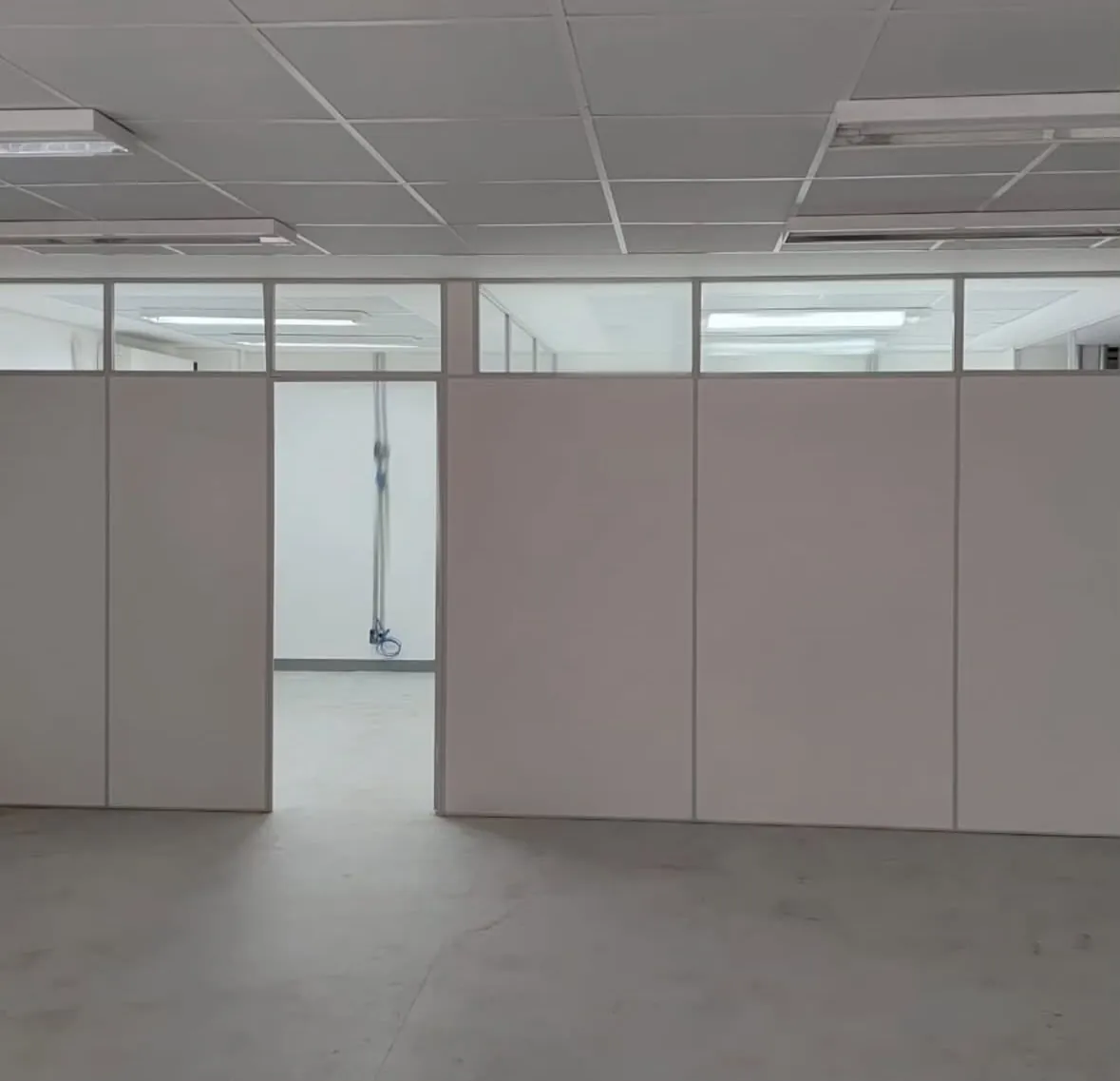 Divisórias navais instaladas em ambiente corporativo
