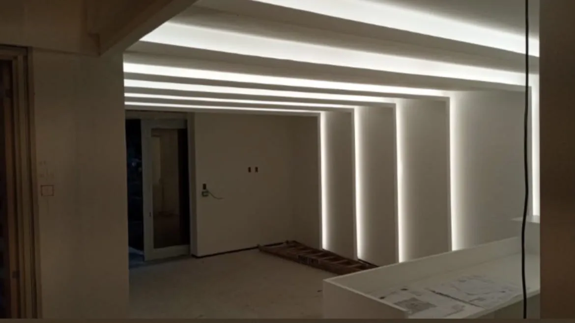 Acabamento em drywall com iluminação linear embutida