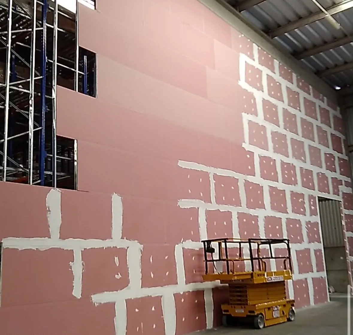 Grande fechamento de parede com placas especiais de drywall em obra