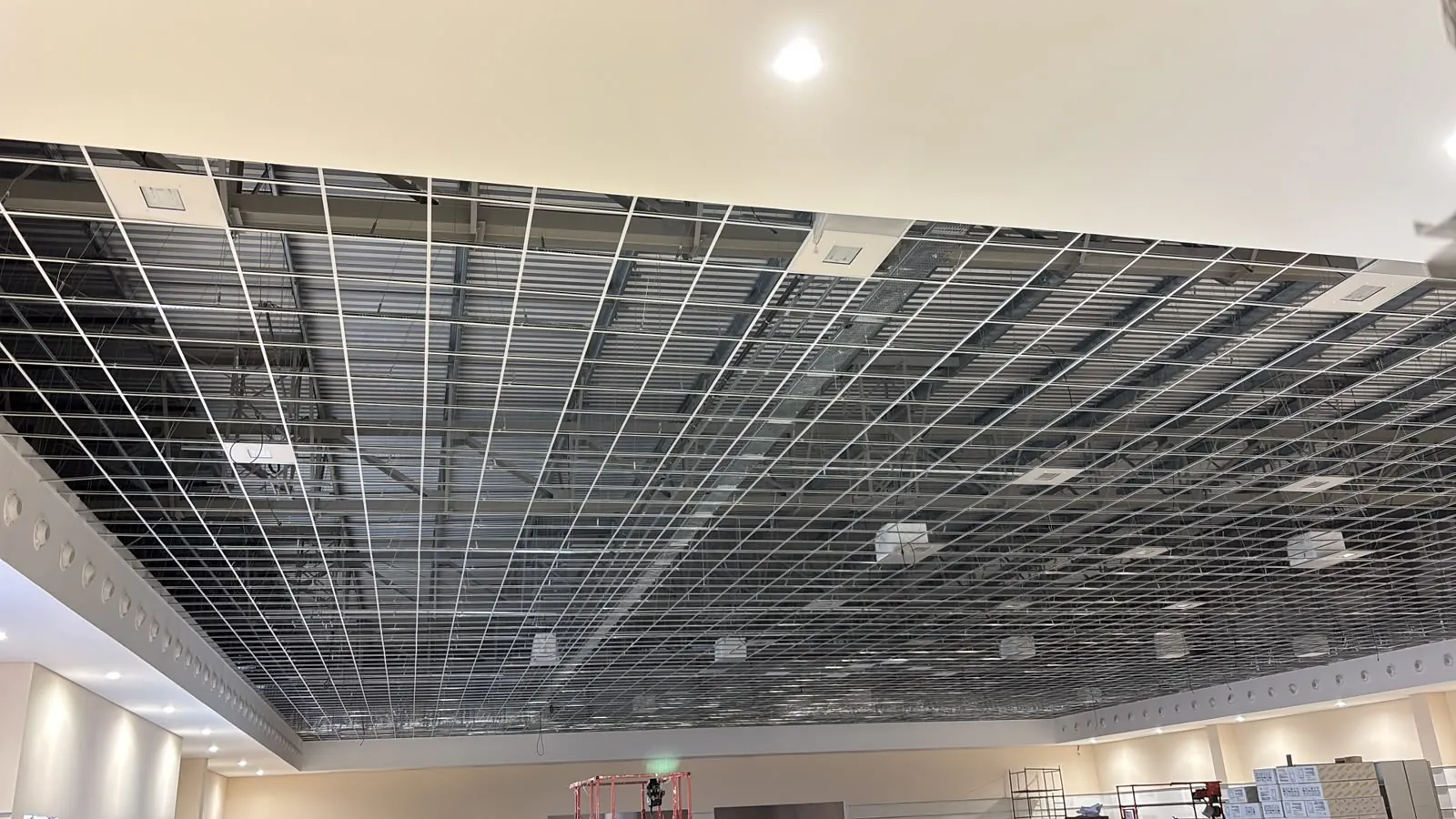 Estrutura metálica para instalação de forro modular em salão comercial