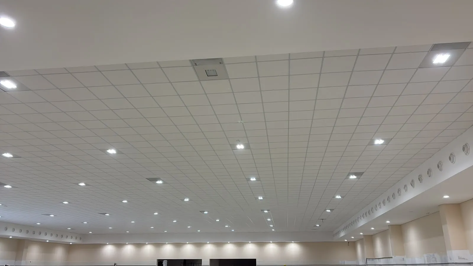Forro modular finalizado em espaço comercial