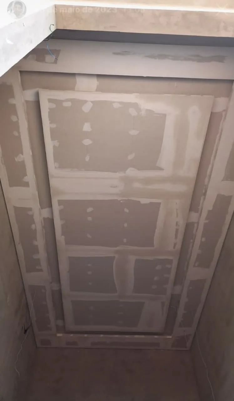 Rebaixo estreito de teto em drywall com juntas tratadas