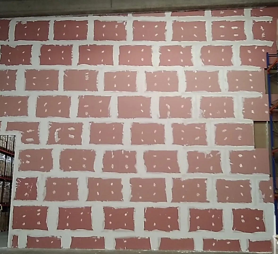 Parede revestida com placas de drywall e juntas preparadas
