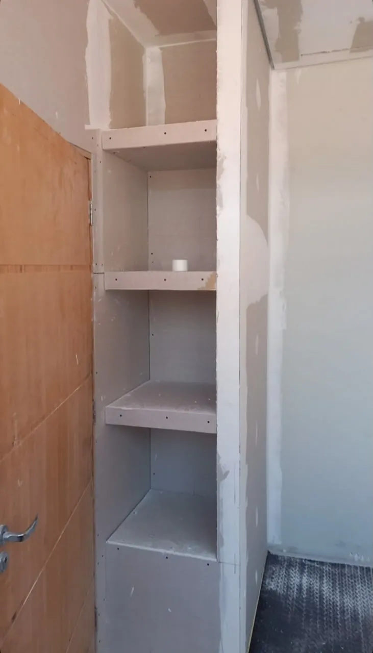 Conjunto vertical de nichos feitos em drywall durante a obra